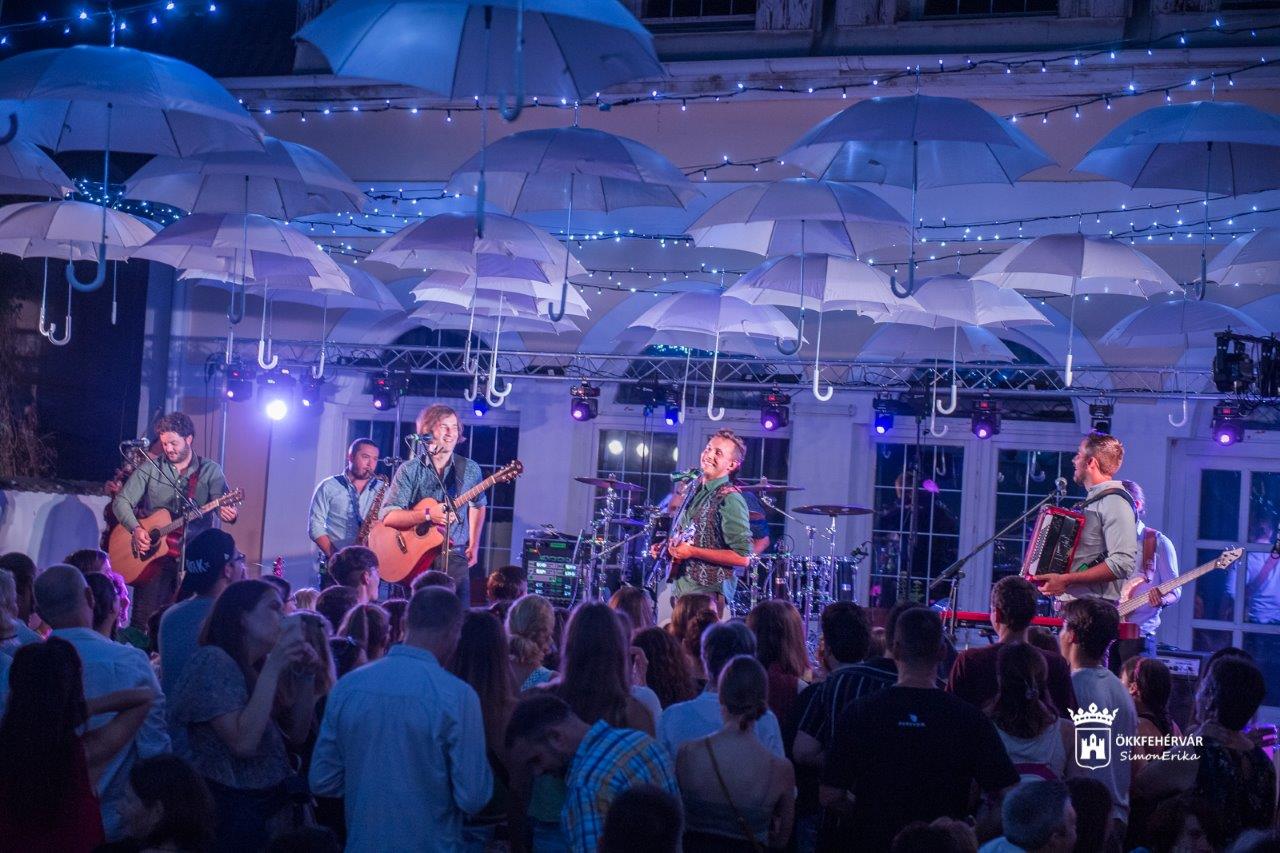 Királyi Folkesték - az  Aurevoir zenekar világzenei koncertje Fehérváron